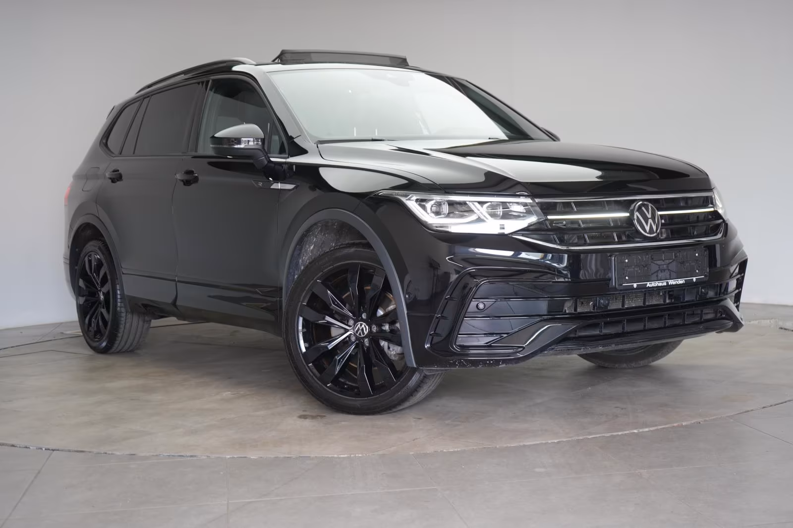 (B-617) Volkswagen(7 ghế) Tiguan Allspace 2.0 TSI 4Motion DSG R-Line - Image 1