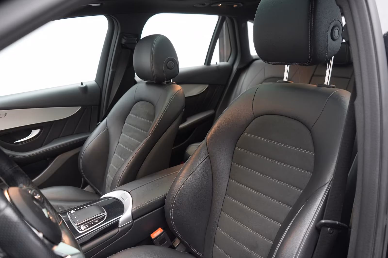 (B-636) Mercedes-Benz(Hybrid) GLC 300 e 4Matic 9G-Tronic Distronic/Kamera/Pan - Image 8