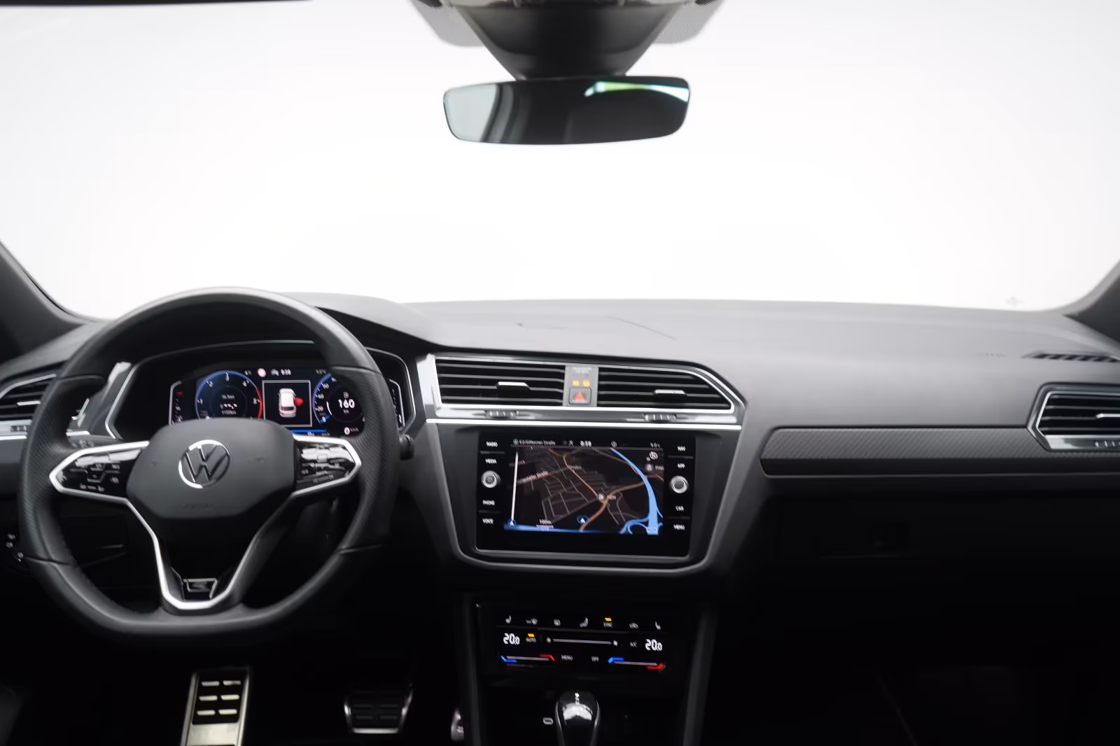 (B-655) Volkswagen Tiguan 2.0 TDI DSG R Line ACC/Virtual/Lane/AHK/ - Image 17