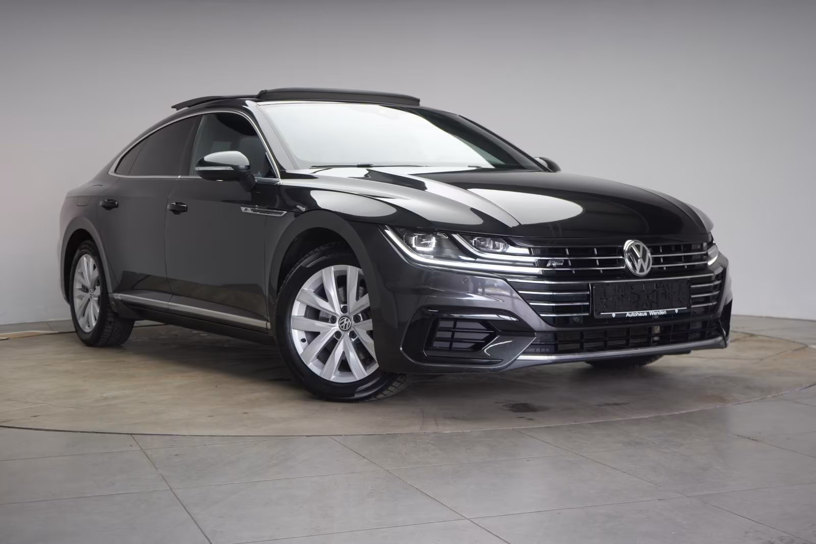 (B-735) Volkswagen Arteon 2.0 TSI DSG R line ACC/Pano/Lane/AHK - Image 1
