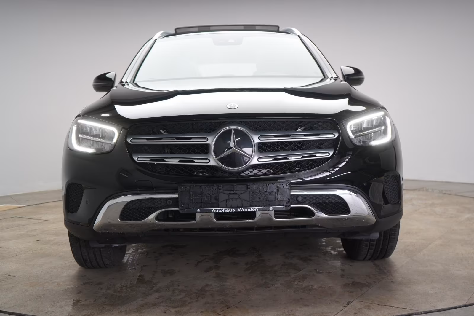 (B-636) Mercedes-Benz(Hybrid) GLC 300 e 4Matic 9G-Tronic Distronic/Kamera/Pan - Image 2