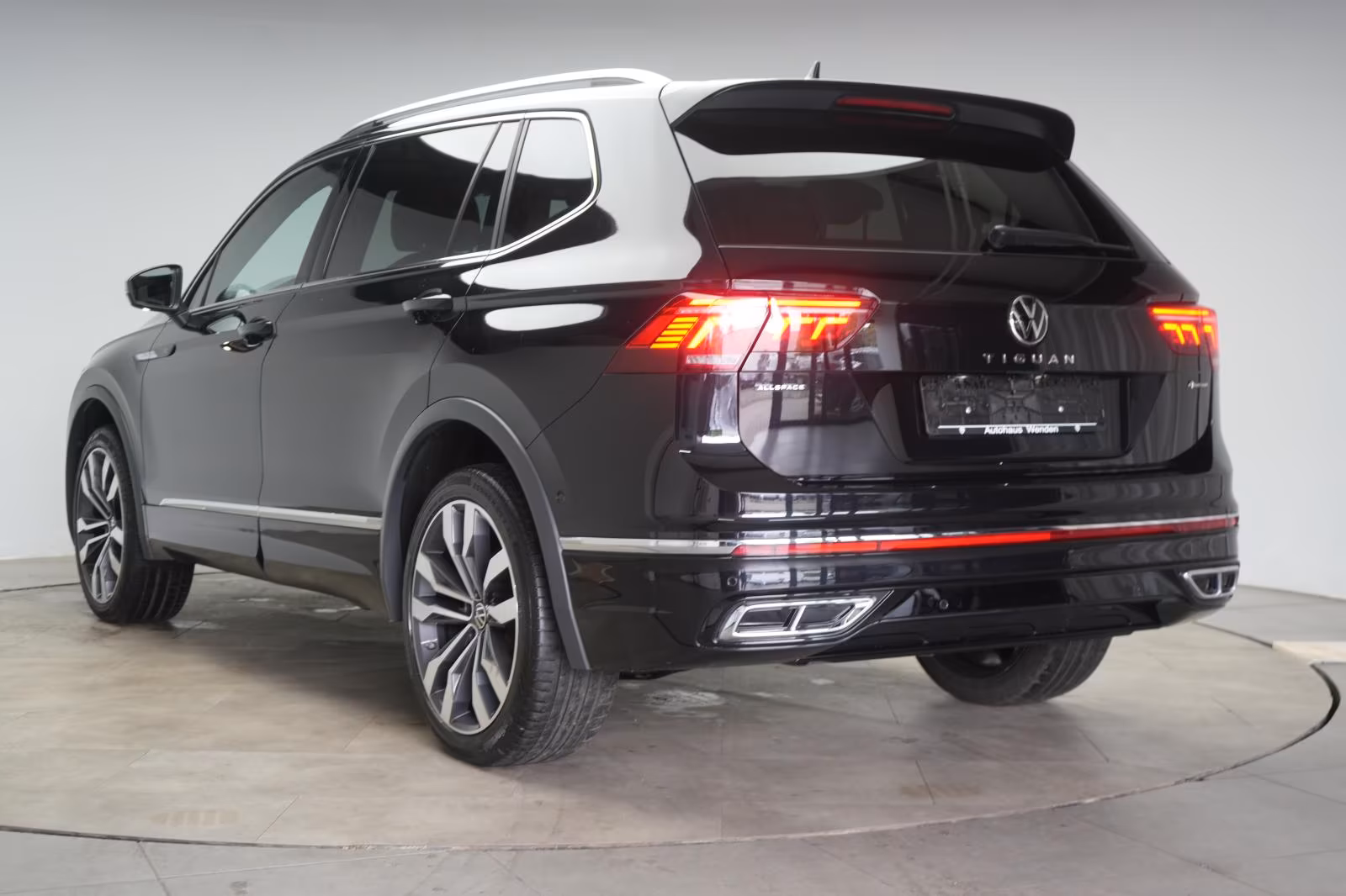 (B-674) Volkswagen(7 ghế) Tiguan Allspace 2.0 TDI 4Motion DSG R-Line ACC/K - Image 4
