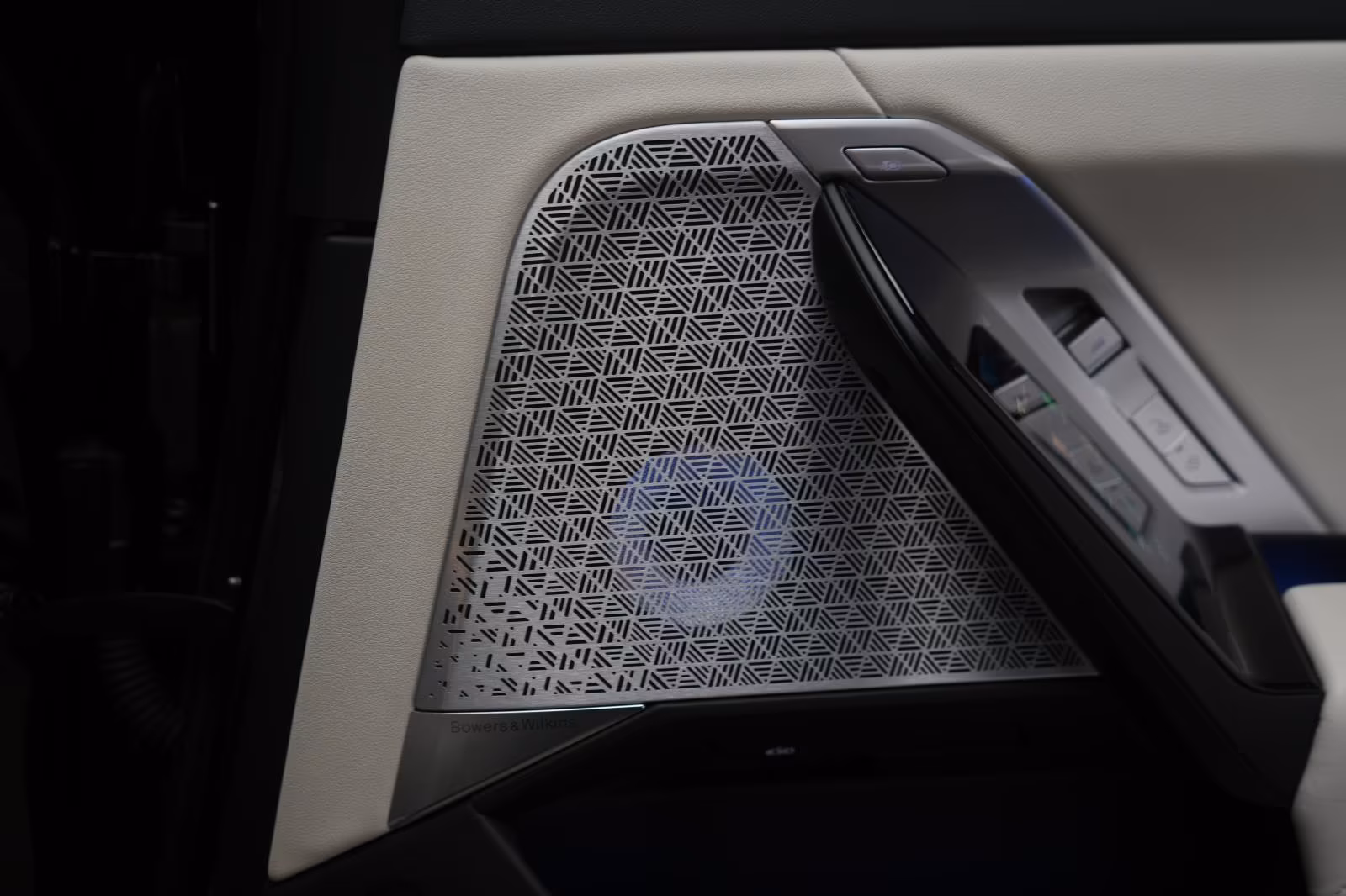 (B-261) BMW i7 M70 xDrive TheatreScreen/Sky Lounge/HUD/B&W/L - Image 26