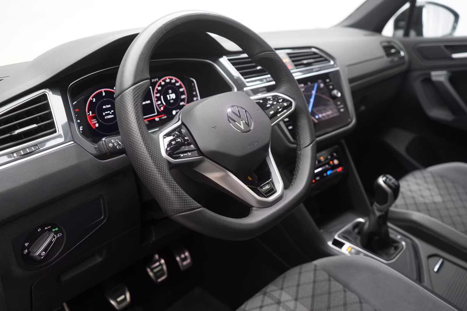 (B-164) Volkswagen Tiguan 2.0 TDI R-Line CarPlay/ACC/Virtual/Pano/A - Image 8