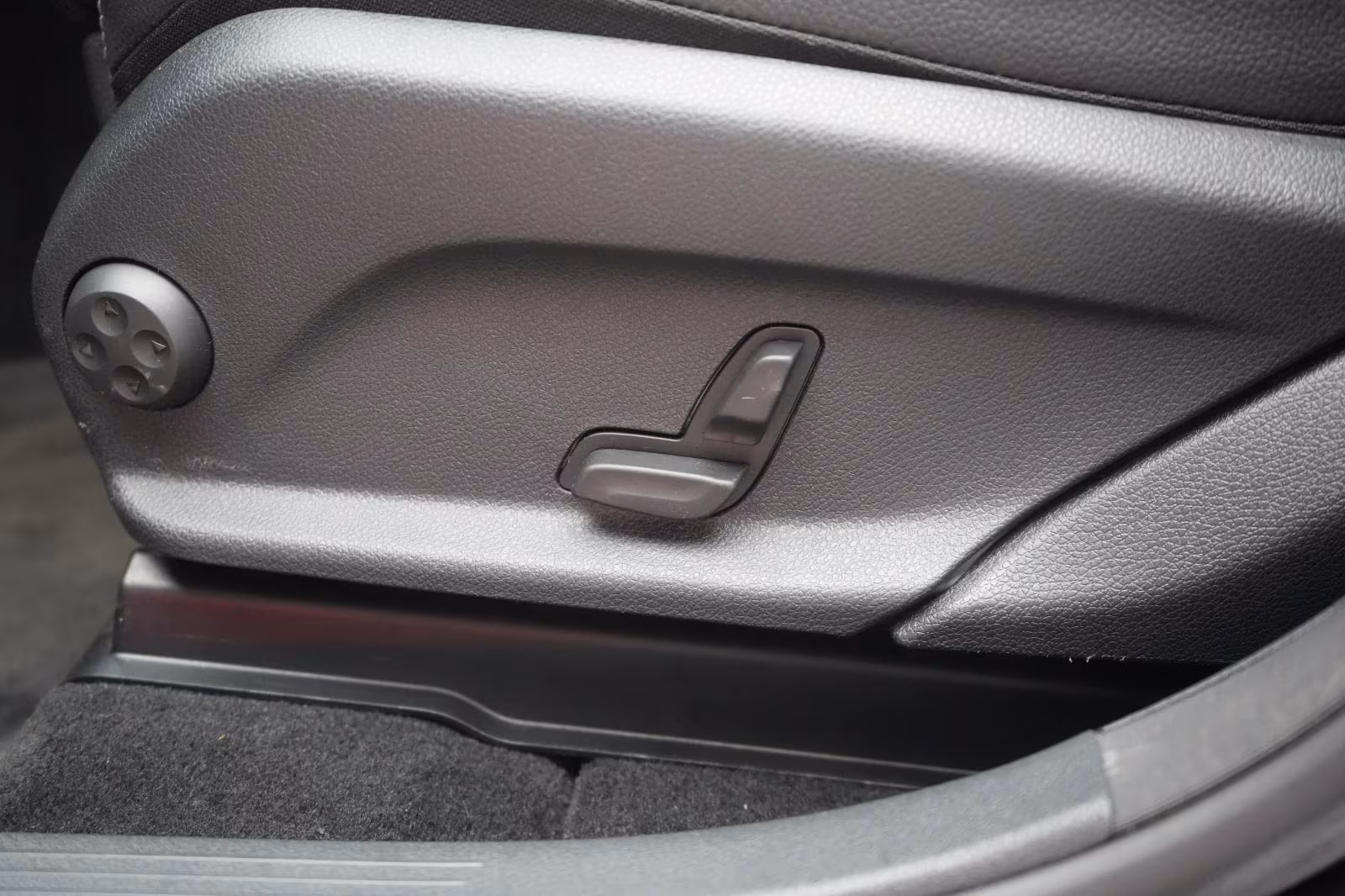 (B-084) Mercedes-Benz(Hybrid) GLC 300 de 4Matic 9G-Tronic AMG Line CarPlay/ - Image 25