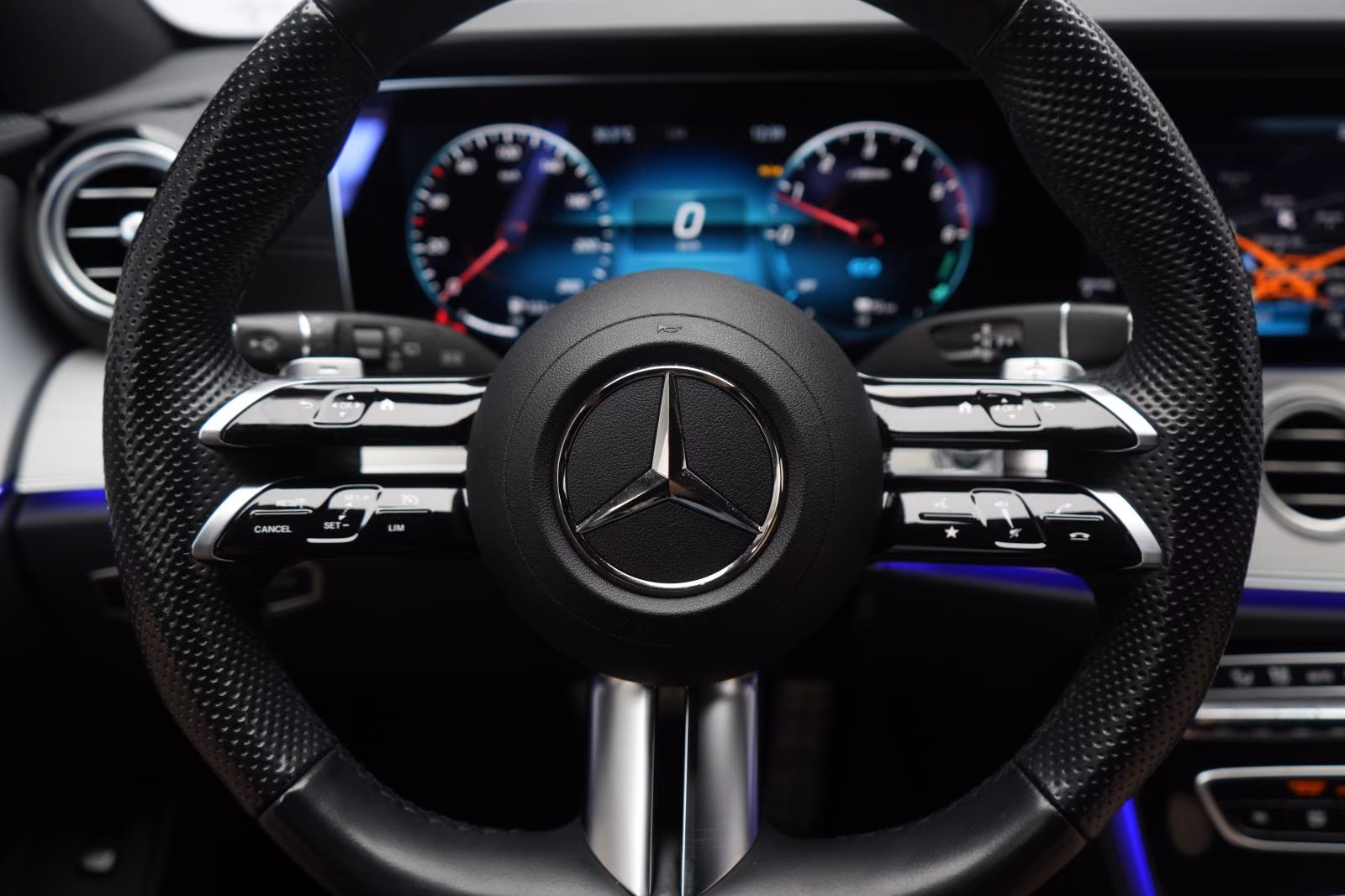 (B-330) Mercedes-Benz(Hybrid) E 300 de 4Matic T 9G-Tronic AMG Kamera/AHK/Wide - Image 15