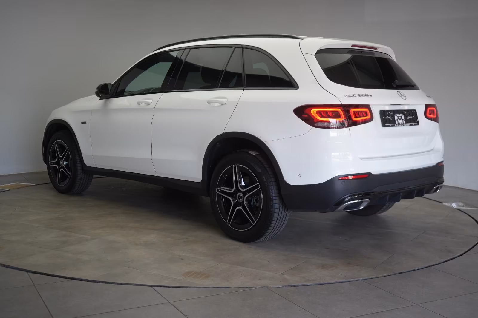 (B-208) Mercedes-Benz(Hybrid) GLC 300 e 4Matic 9G-Tronic AMG Leder/Temp/Kam - Image 4