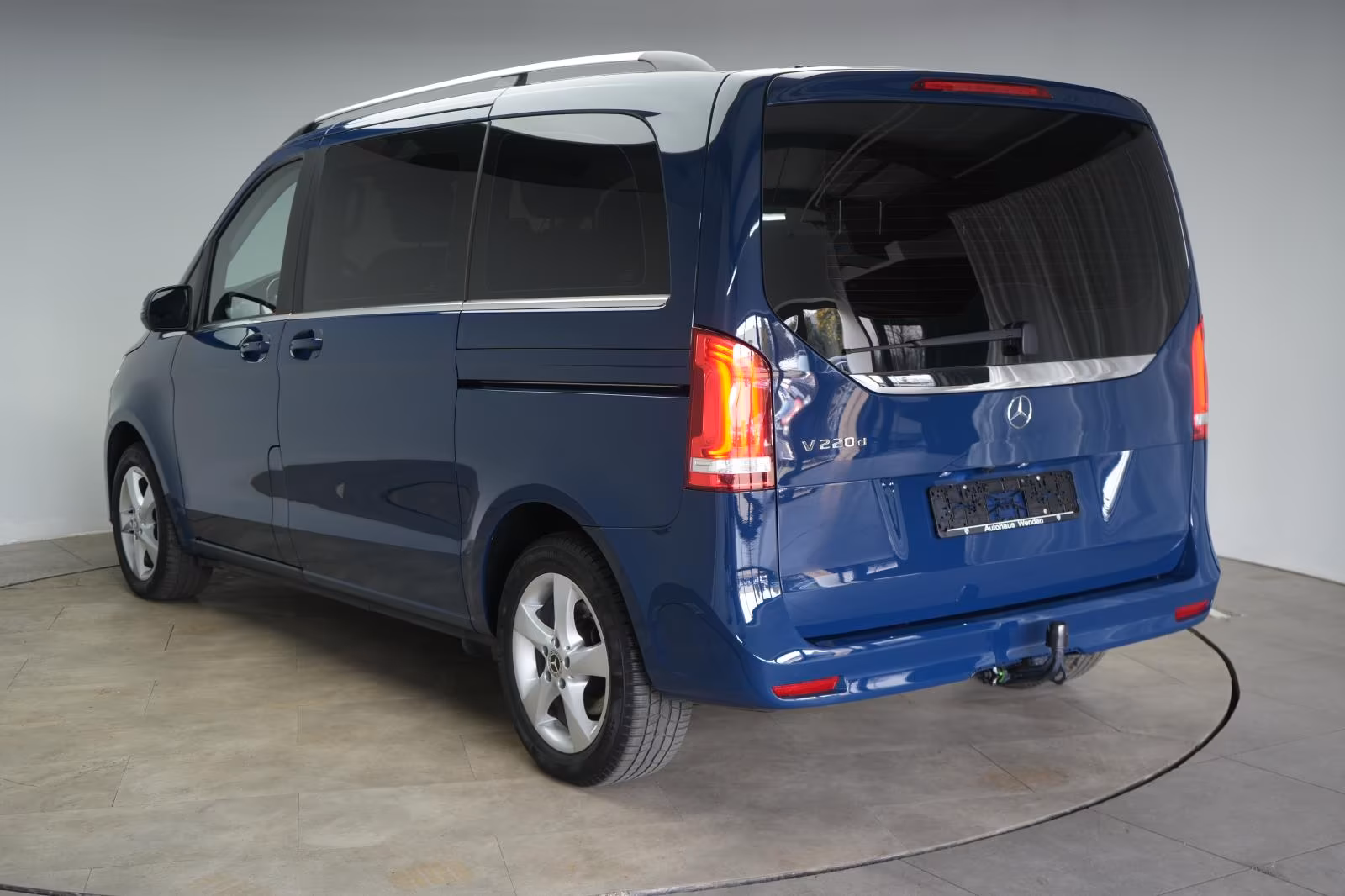(B-342) Mercedes-Benz V 220 d kompakt 9G-Tronic Avantgarde Led - Image 4