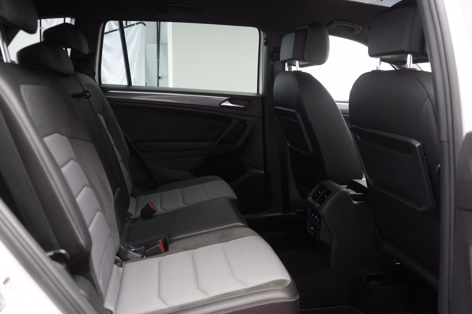 (B-480) Volkswagen Tiguan Allspace 2.0 TDI 4Motion DSG R line Navi - Image 9