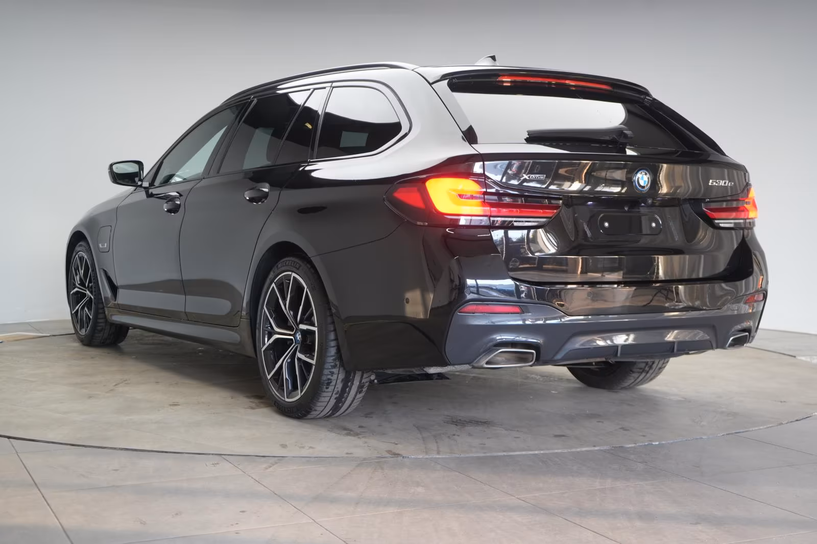 (B-340) BMW(Hybrid) 530 e xDrive Touring M Sport Leder/ACC/Kamera/HU - Image 4