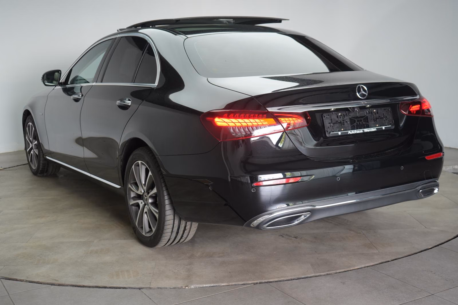 (B-094) Mercedes-Benz(Hybrid) E 300 de 9G-Tronic Exclusive Leder/Distronic/Bur - Image 3