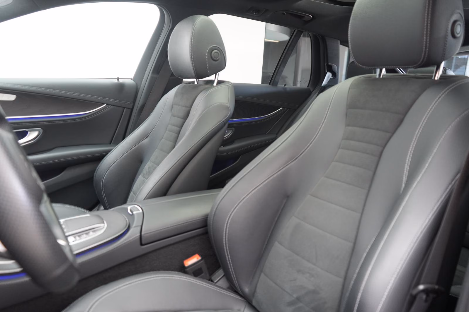 (B-150) Mercedes-Benz(Hybrid) E 300 e T AMG Distronic/Kamera/Pano/Carplay/Lane - Image 8