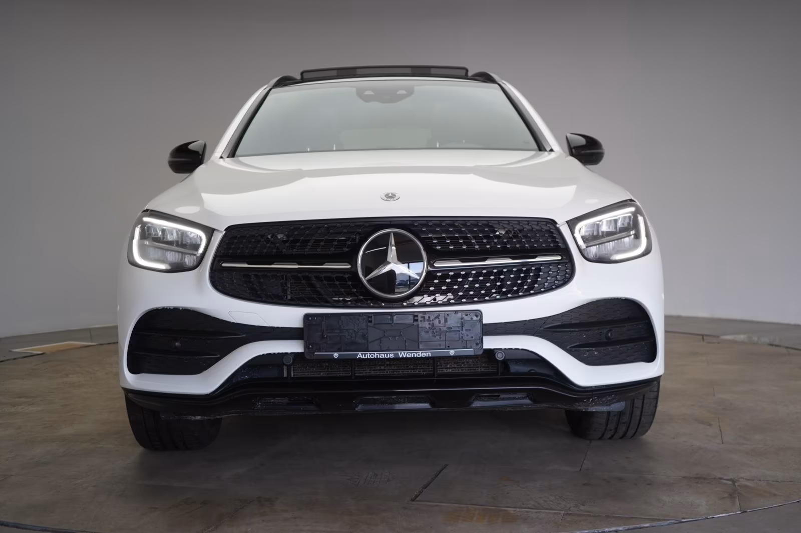 (B-681) Mercedes-Benz GLC 300 d 4Matic 9G-Tronic AMG Line Plus Distron - Image 2