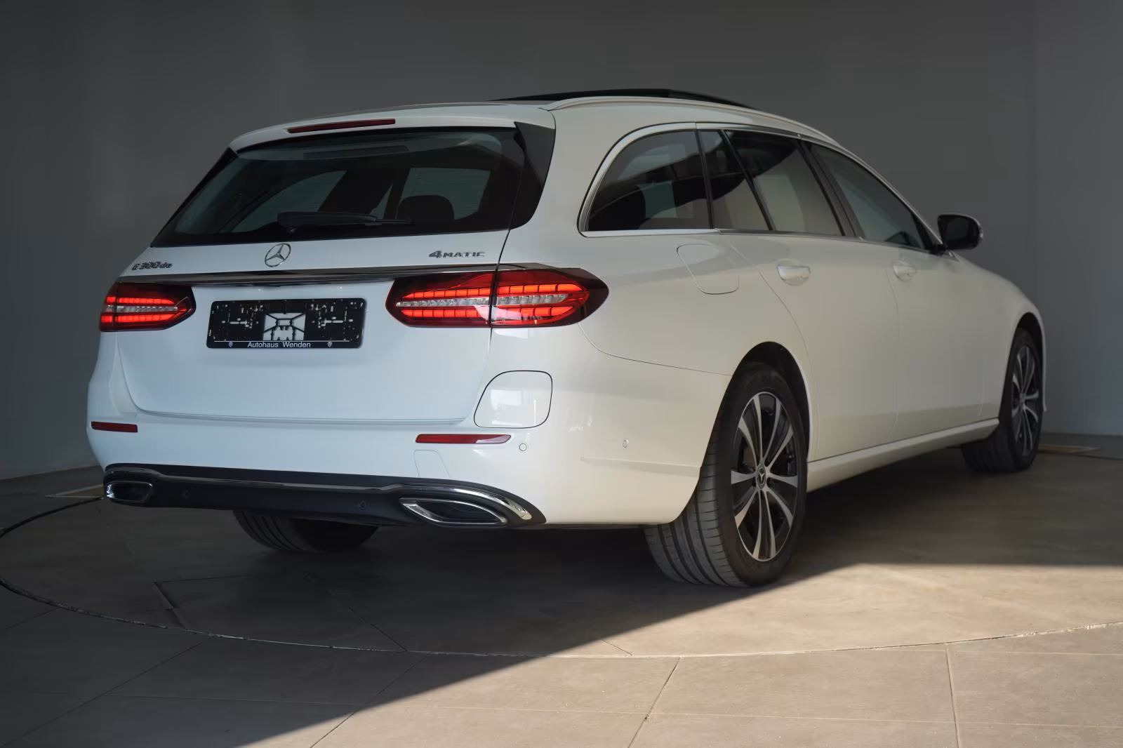 (B-201) Mercedes-Benz(Hybrid) E 300 de 4Matic T 9G-Tronic Temp/Kamera/Pano - Image 5