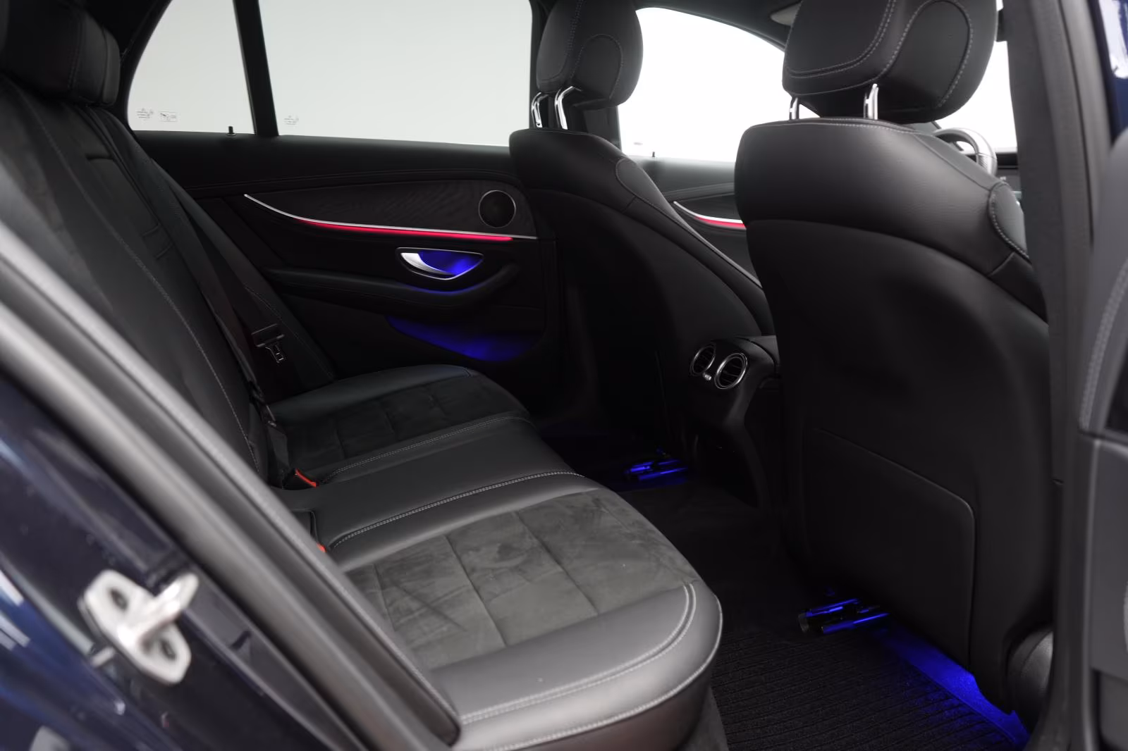 (B-259) Mercedes-Benz(Hybrid) E 300 e T 9G-Tronic AMG Distronic/Kamera/AHK/L - Image 11