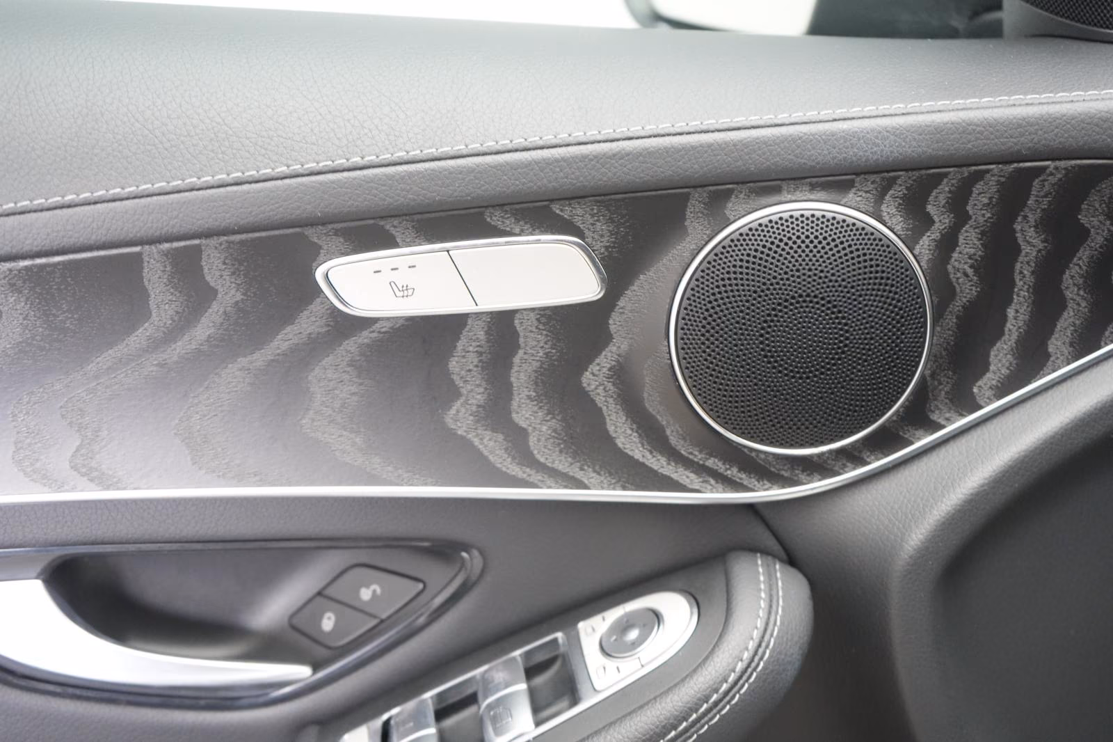 (B-515) Mercedes-Benz(Hybrid) GLC 300 de 4Matic 9G-Tronic AMG CarPlay/Tem - Image 24