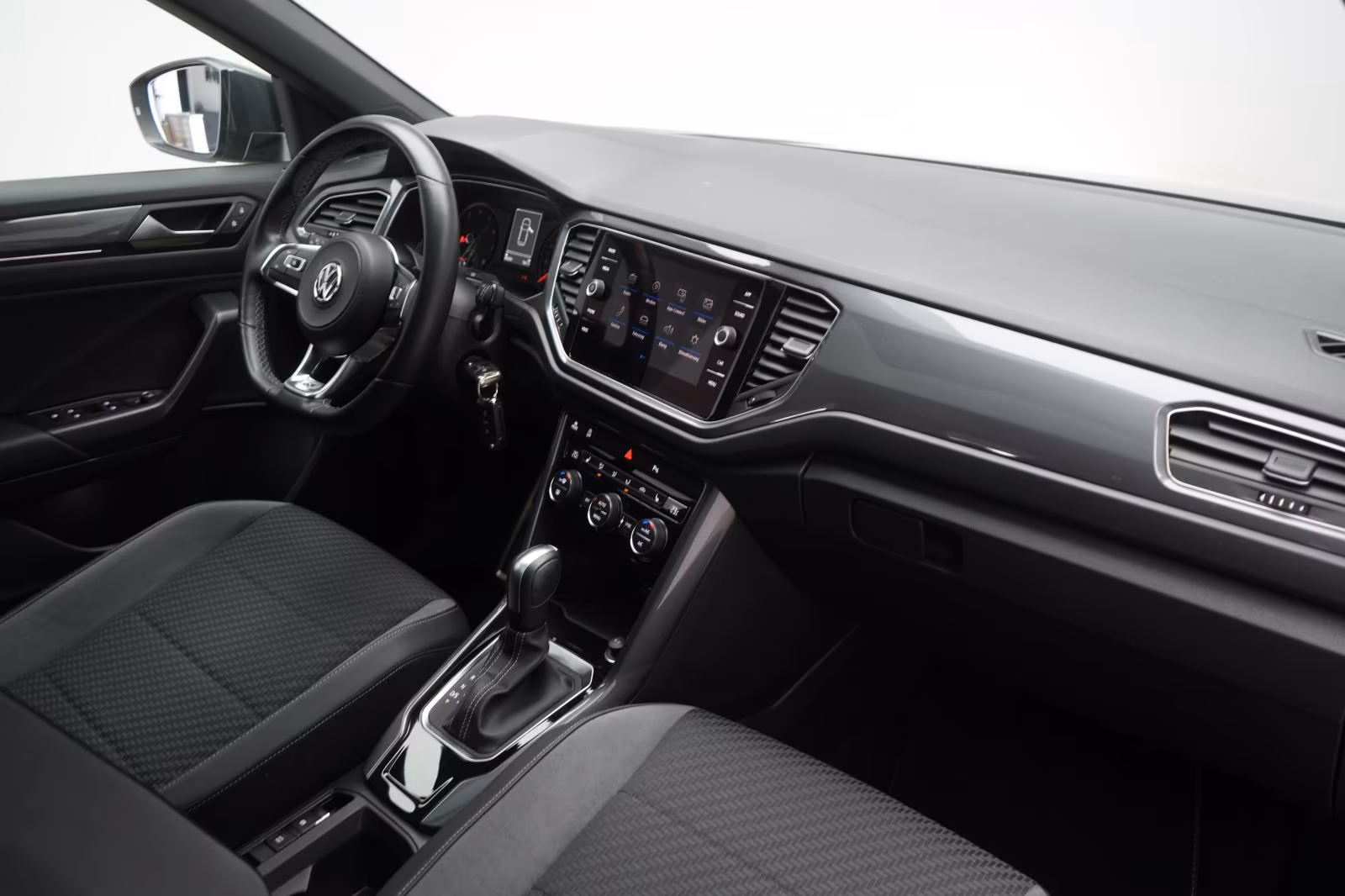 (B-629) Volkswagen T-Roc 1.5 TSI DSG R line Appconnect/Lane/Pano/Si - Image 10