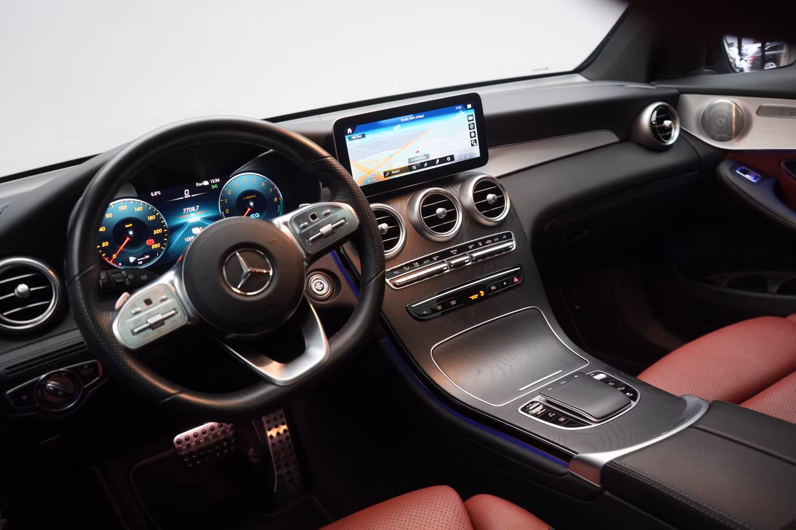 (B-703) Mercedes-Benz(Hybrid) GLC 300 e 4Matic 9G-Tronic AMG Leder/Distroni - Image 7