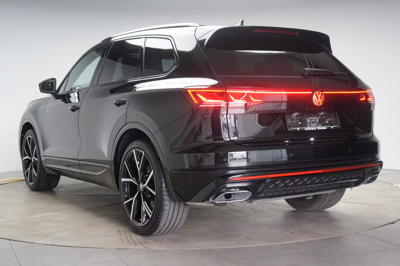 (B-295) Volkswagen Touareg 3.0 TDI 4Motion R-Line Leder/ACC/Pano/St - Image 4