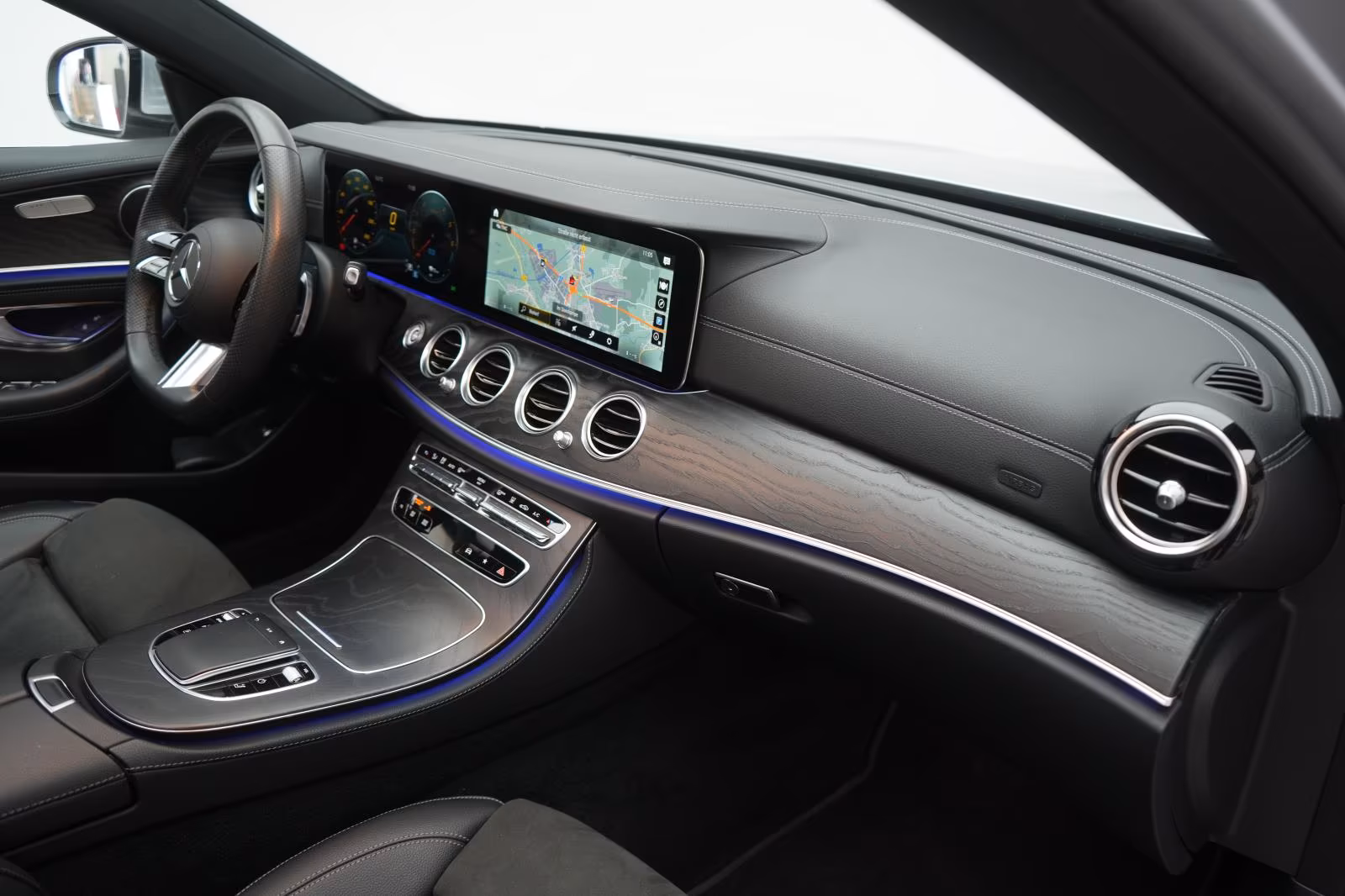 (B-141) Mercedes-Benz(Hybrid) E 300 de T 9G-Tronic AMG Distronic/Kamera/Pano - Image 9