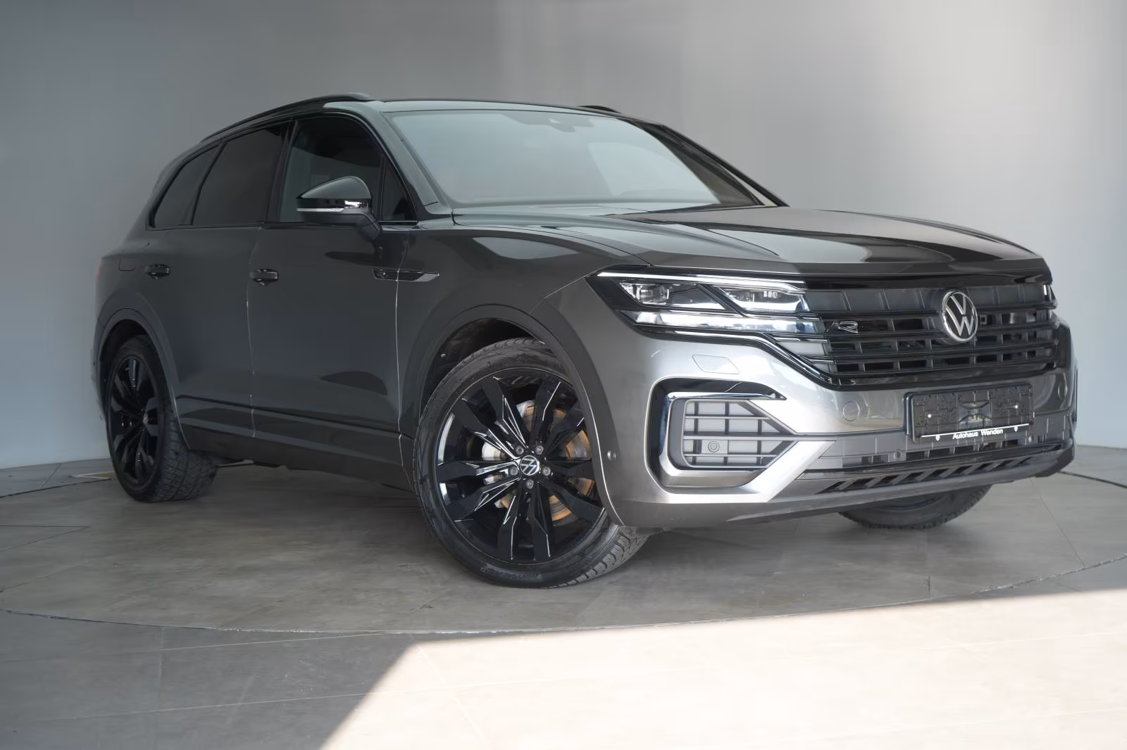 (B-599) Volkswagen Touareg 3.0 V6 TDI 4Motion DPF R-Line - Image 1