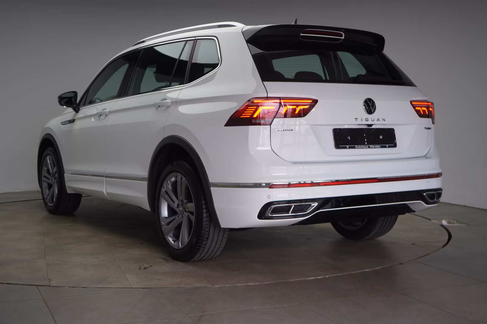 (B-427) Volkswagen Tiguan Allspace 2.0 TDI SCR 4Motion DSG R-Line - Image 4