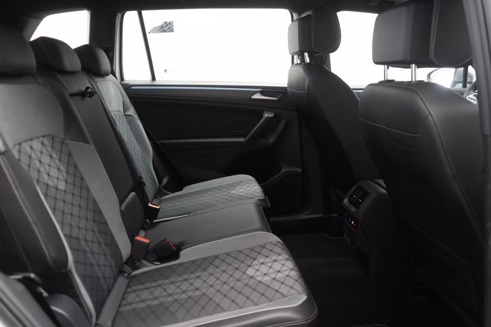 (B-427) Volkswagen Tiguan Allspace 2.0 TDI SCR 4Motion DSG R-Line - Image 11