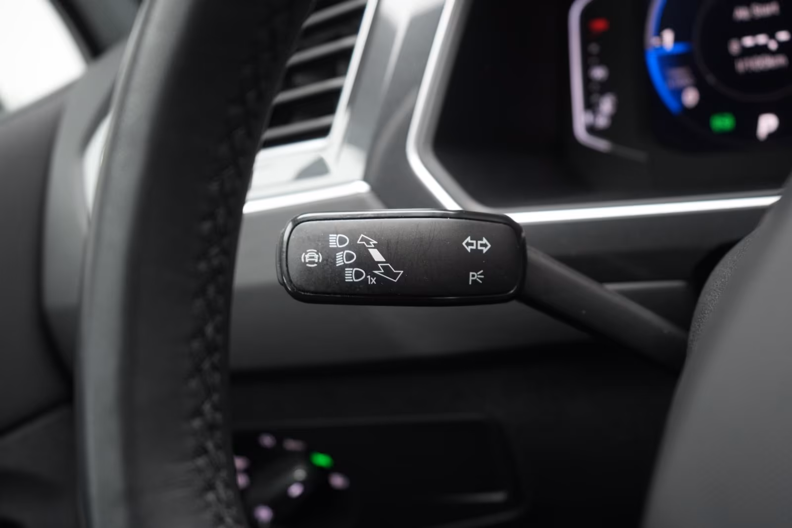 (B-655) Volkswagen Tiguan 2.0 TDI DSG R Line ACC/Virtual/Lane/AHK/ - Image 18