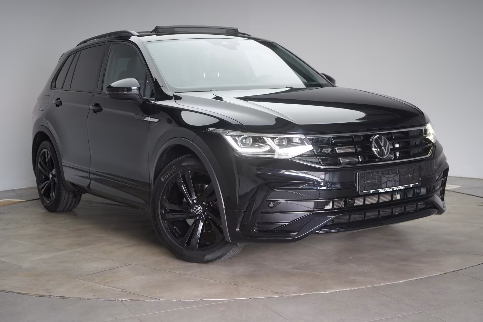 (B-164) Volkswagen Tiguan 2.0 TDI R-Line CarPlay/ACC/Virtual/Pano/A - Image 1