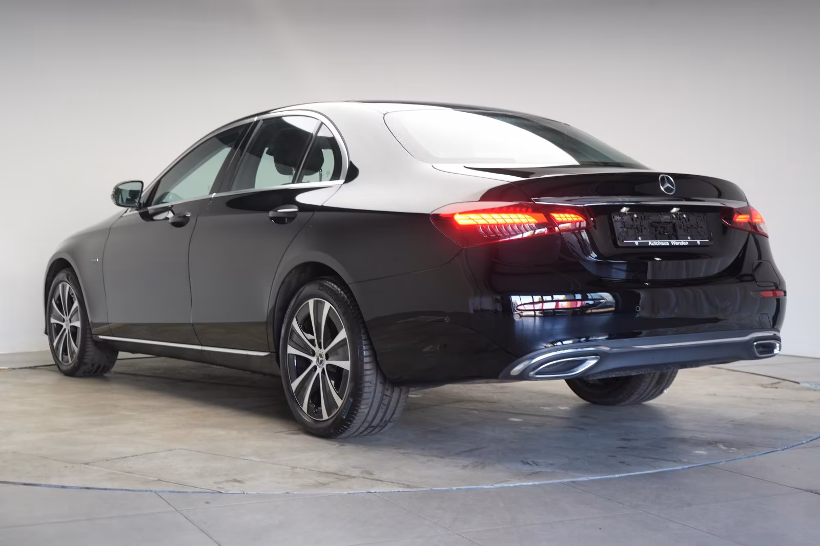 (B-128) Mercedes-Benz(Hybrid) E 300 de 9G-Tronic Exclusive Leder/Distronic/Ka - Image 4