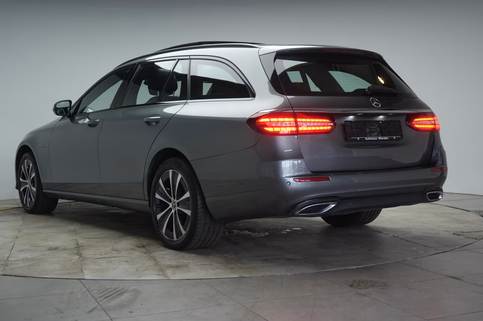 (B-341) Mercedes-Benz(Hybrid) E 300 de 4Matic T 9G-Tronic Avantgarde Leder/Dis - Image 4