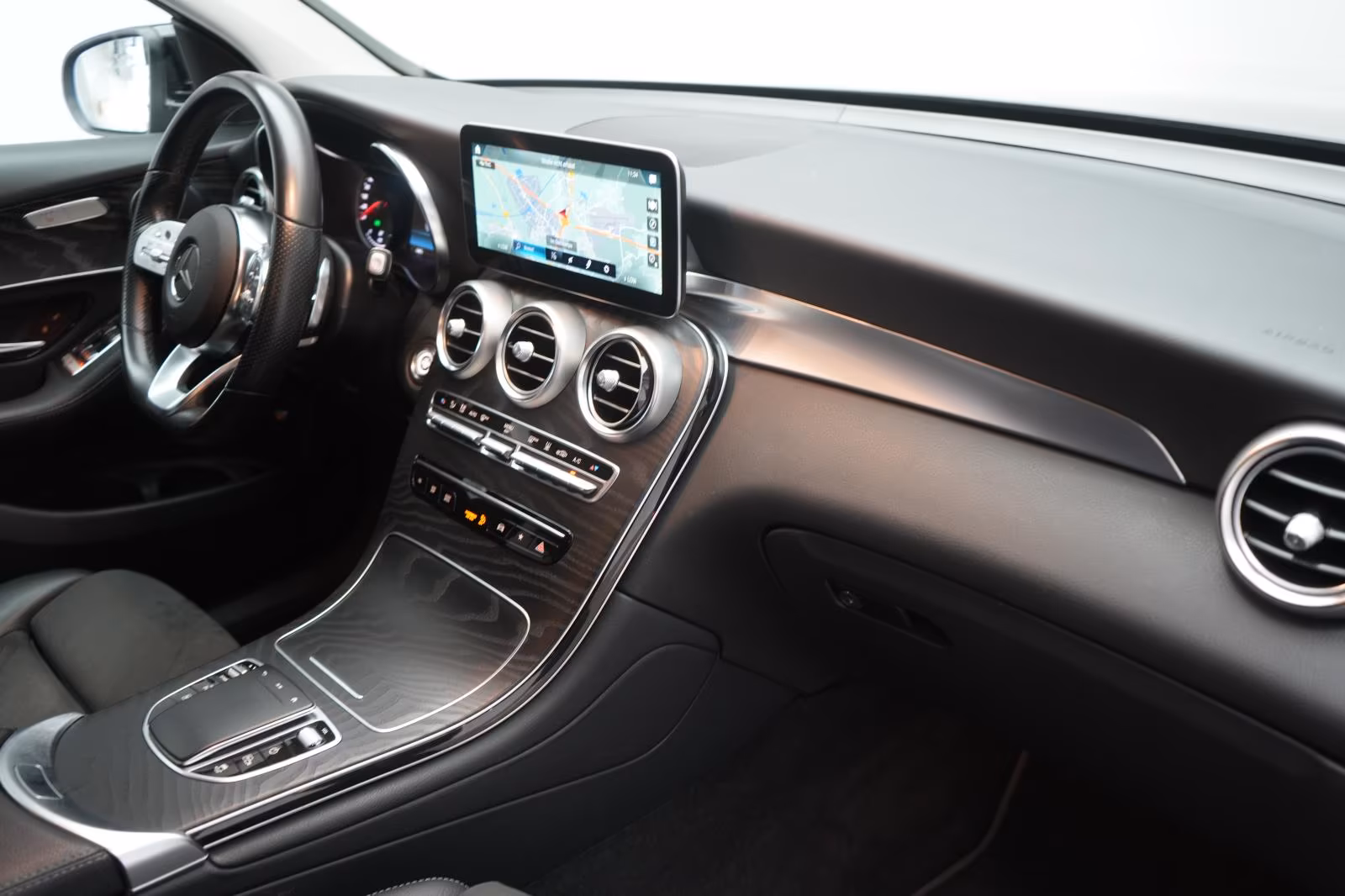 (B-084) Mercedes-Benz(Hybrid) GLC 300 de 4Matic 9G-Tronic AMG Line CarPlay/ - Image 10