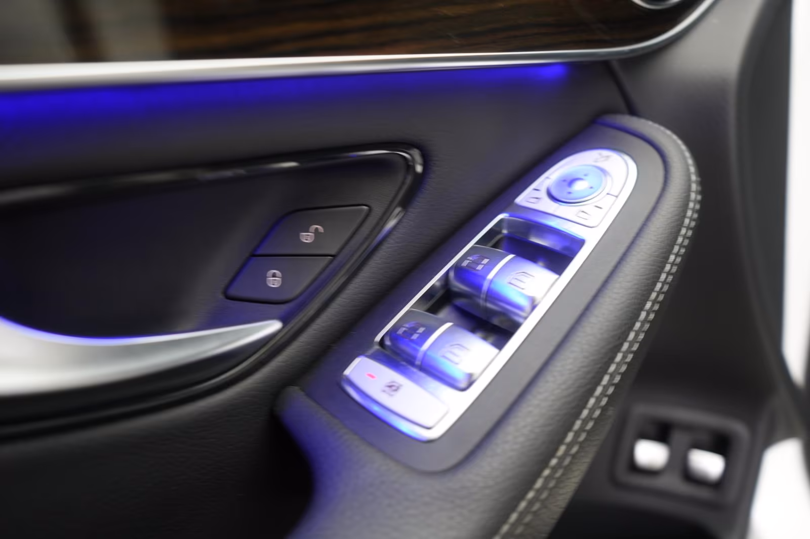 (B-233) Mercedes-Benz(Hybrid) GLC 300 e 4Matic 9G-Tronic Temp/Kamera/Pano/ - Image 23