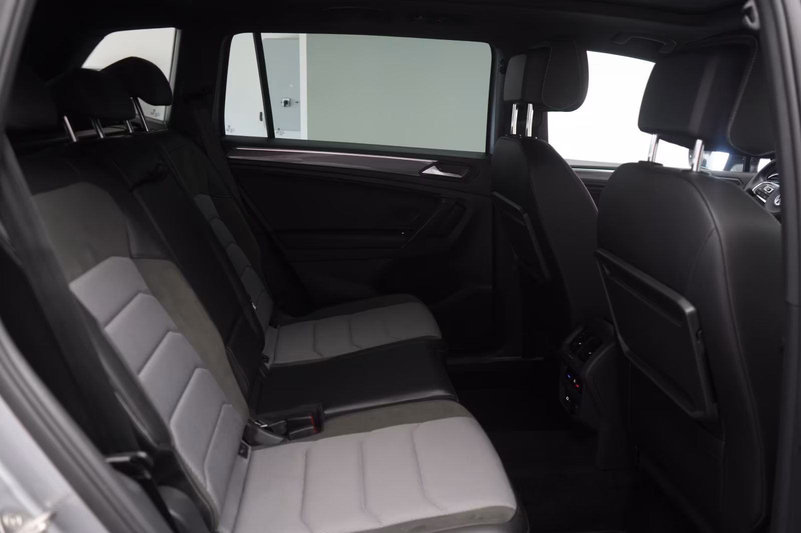 (B-592) Volkswagen Tiguan Allspace 2.0 TDI 4Motion DSG Highline R l - Image 11