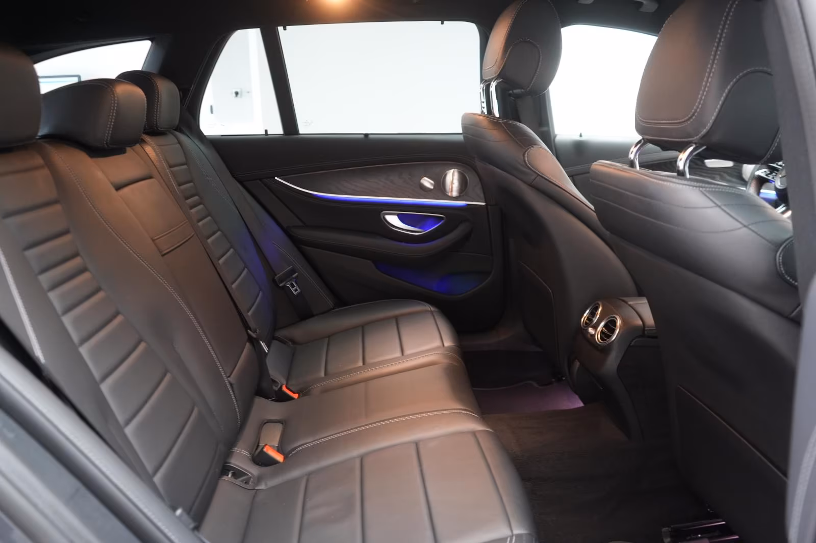 (B-115) Mercedes-Benz(Hybrid) E 300 e T 9G-Tronic AMG Softclose/Leder/HUD/Bu - Image 11