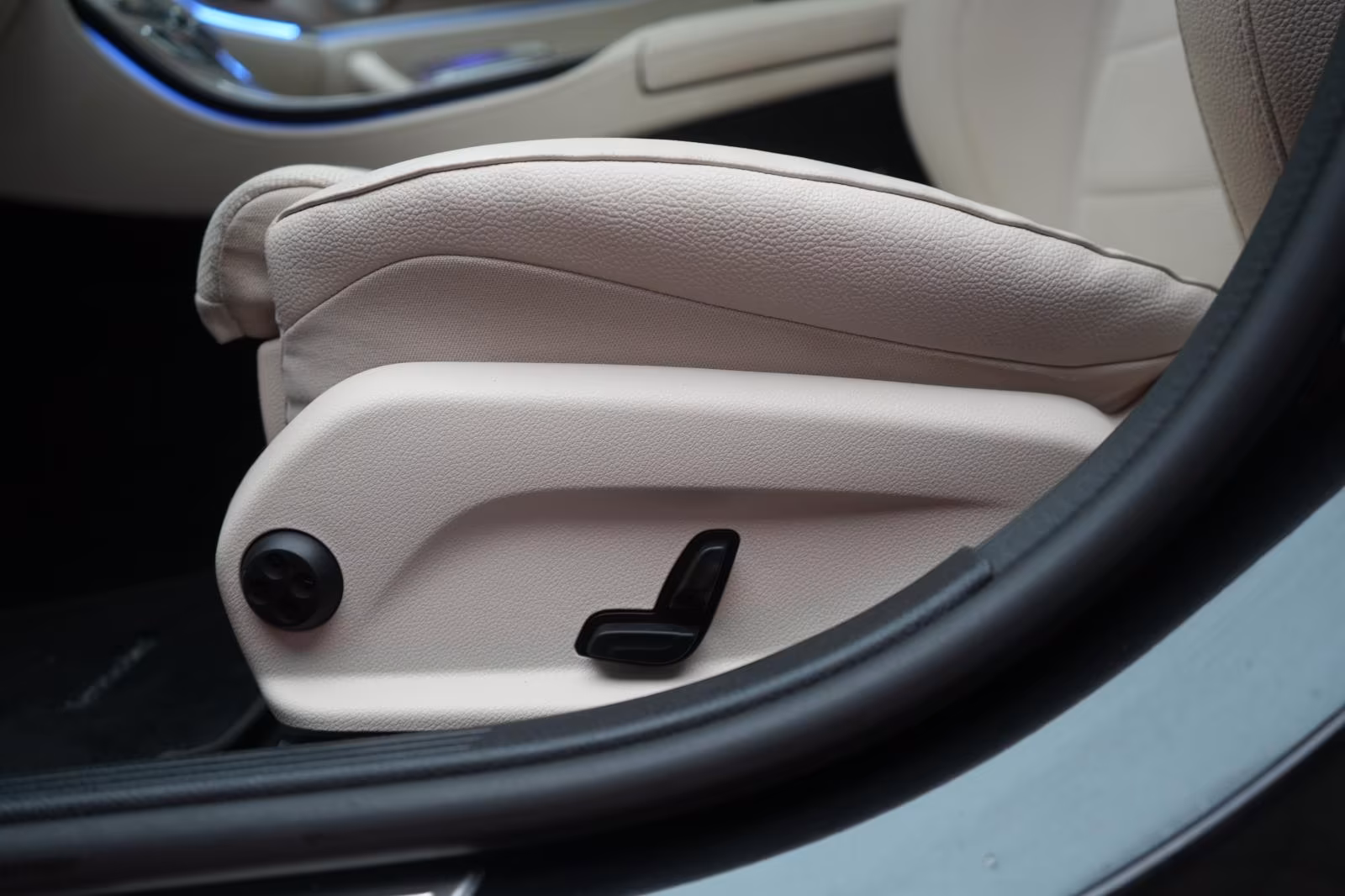 (B-662) Mercedes-Benz(Hybrid) E 300 de T 9G-Tronic Avantgarde Distronic/Kamera - Image 24