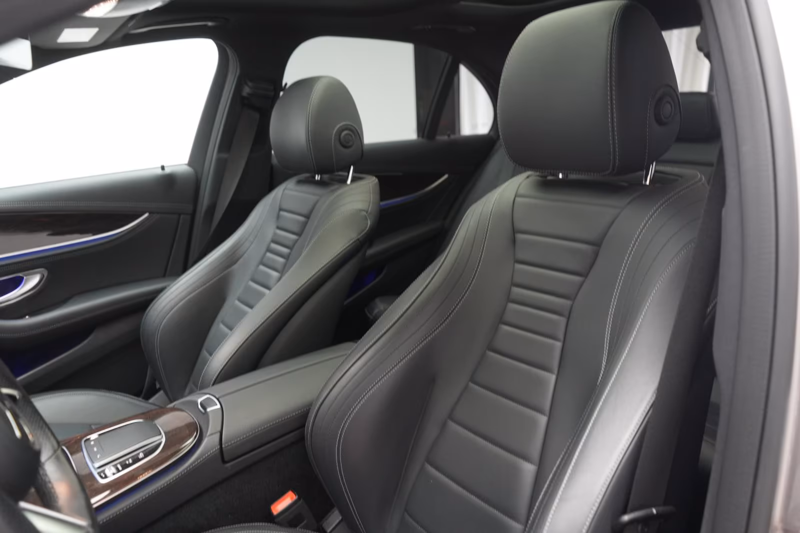 (B-093) Mercedes-Benz(Hybrid) E 300 e 9G-Tronic AMG Line - Image 7