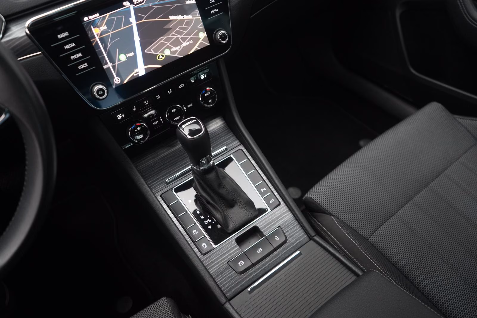 (B-630) Skoda Superb Combi 2.0 TDI DSG Style Kamera/ACC/LED/Na - Image 21
