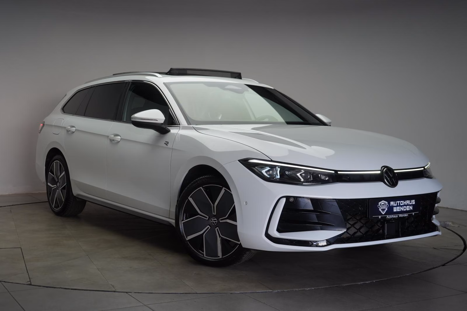 (B-326) Volkswagen(Hybrid) Passat 1.5 e-Hybrid DSG R-Line ACC/Kamera/Pano/A - Image 1