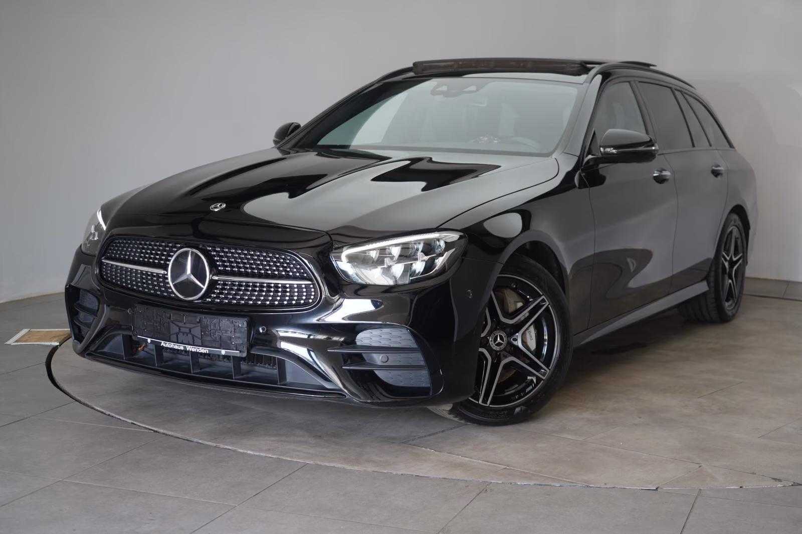 (B-150) Mercedes-Benz(Hybrid) E 300 e T AMG Distronic/Kamera/Pano/Carplay/Lane - Image 3