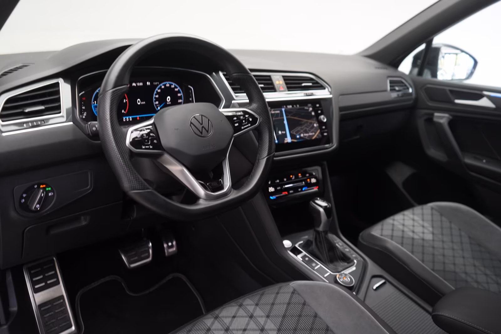 (B-347) Volkswagen Tiguan Allspace 2.0 TDI 4Motion DSG R-Line ACC/K - Image 8