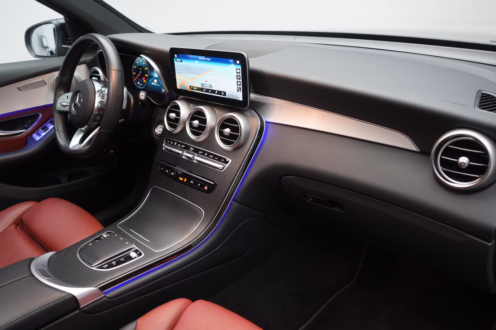 (B-703) Mercedes-Benz(Hybrid) GLC 300 e 4Matic 9G-Tronic AMG Leder/Distroni - Image 10