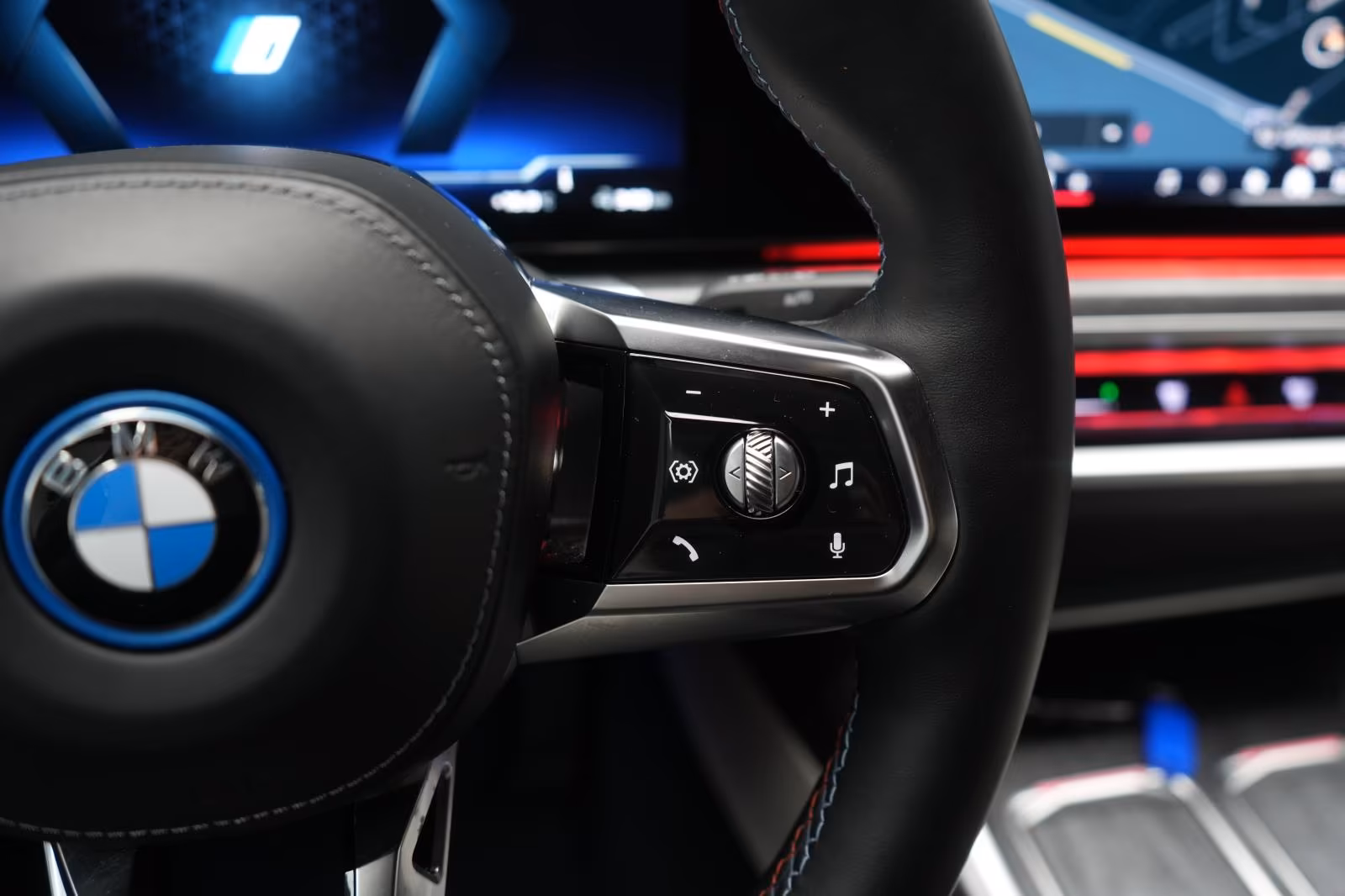 (B-261) BMW i7 M70 xDrive TheatreScreen/Sky Lounge/HUD/B&W/L - Image 25