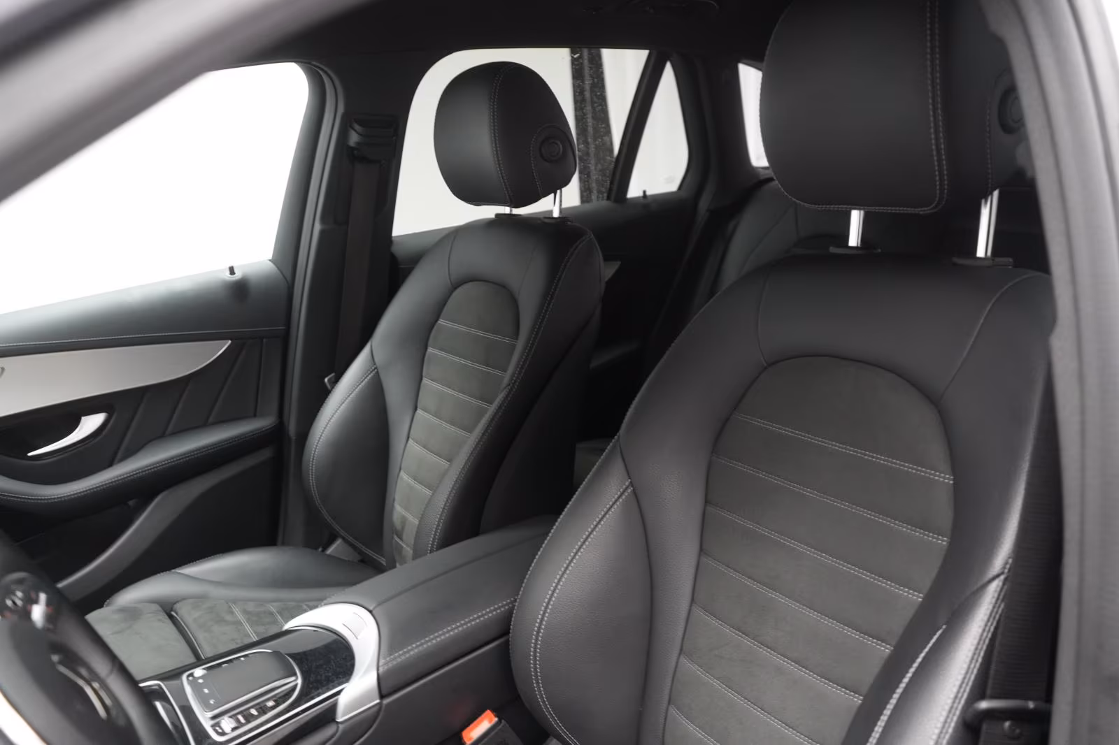 (B-587) Mercedes-Benz(Hybrid) GLC 300 e 4Matic 9G-Tronic AMG Temp/Kamera - Image 8