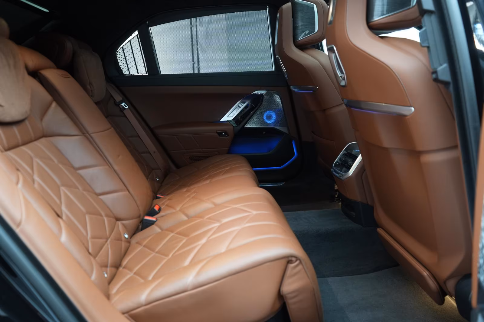 (B-275) BMW i7 M70 xDrive TheatreScreen/SkyLounge/HUD/B&W/Li - Image 10