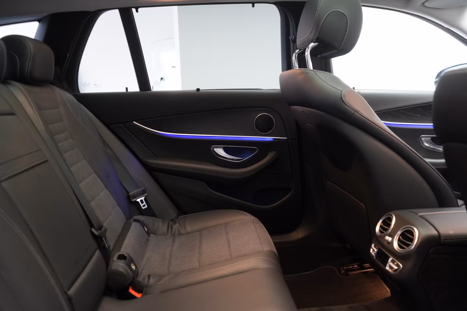 (B-664) Mercedes-Benz(Hybrid) E 300 E T 9G-Tronic Leder/Temp/Kamera/Pano/A - Image 11