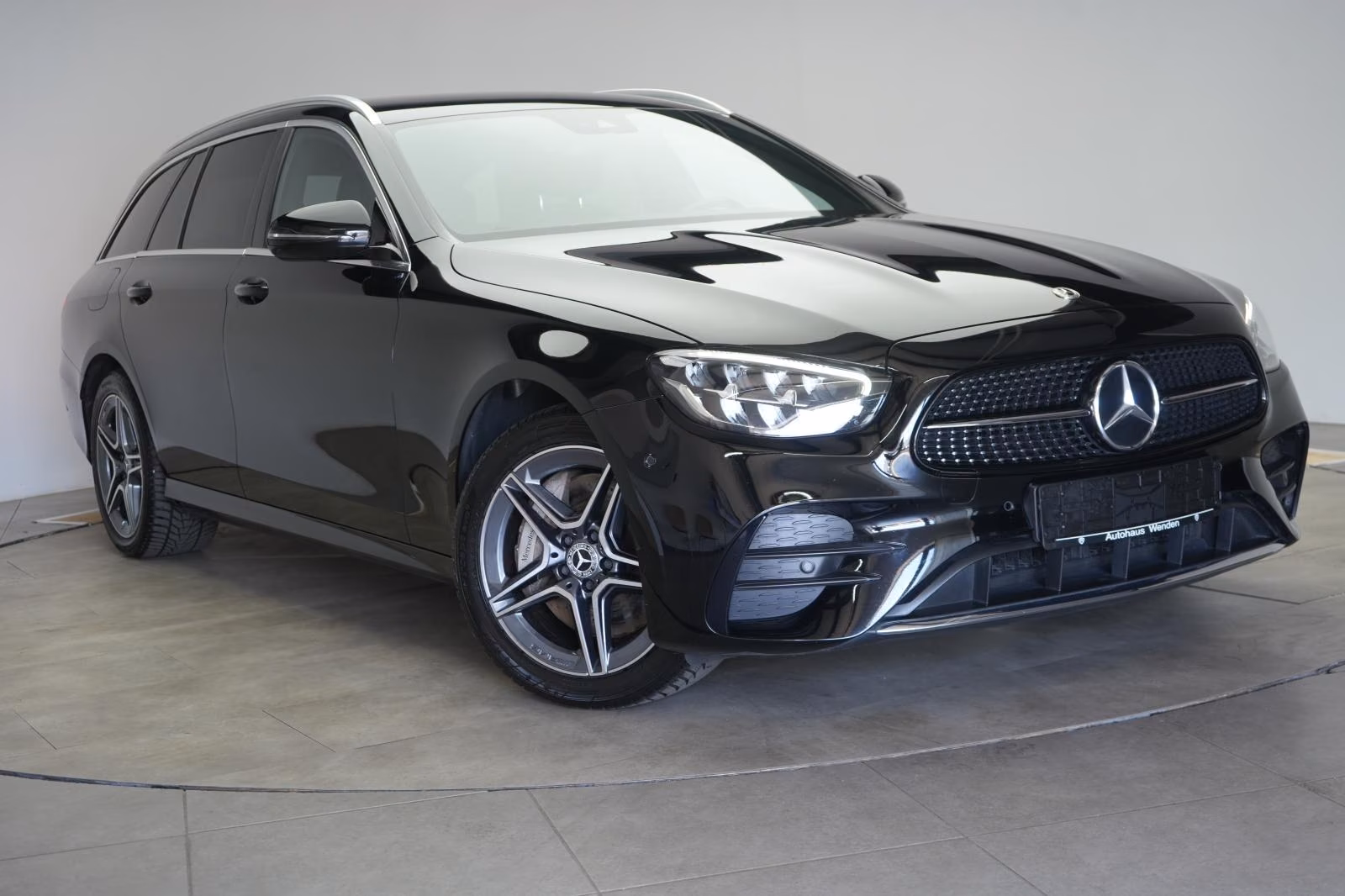 (B-330) Mercedes-Benz(Hybrid) E 300 de 4Matic T 9G-Tronic AMG Kamera/AHK/Wide - Image 1