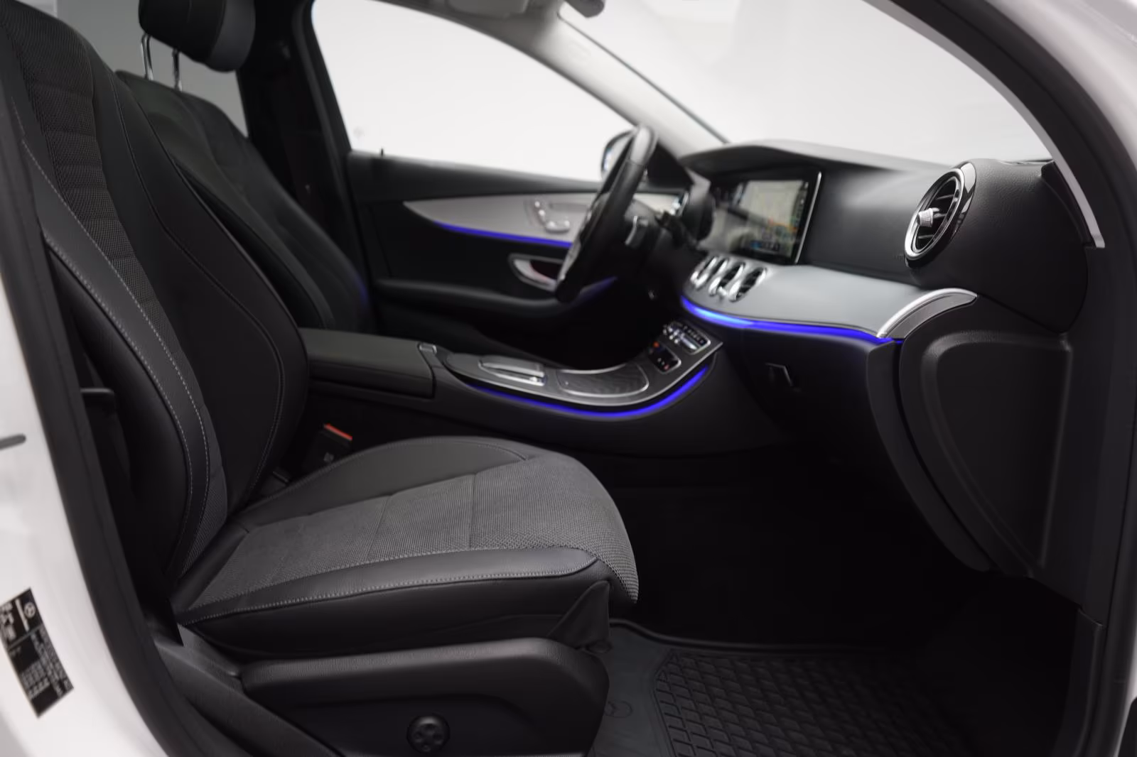 (B-222) Mercedes-Benz(Hybrid) E 300 de 4Matic T 9G-Tronic Avantgarde Temp/Ka - Image 9