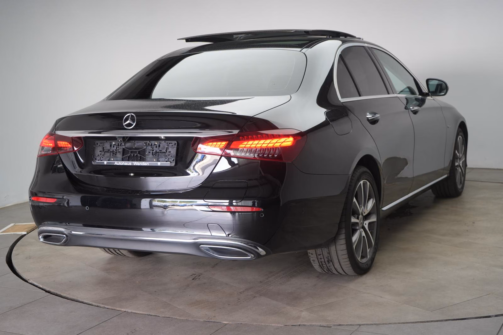 (B-094) Mercedes-Benz(Hybrid) E 300 de 9G-Tronic Exclusive Leder/Distronic/Bur - Image 4