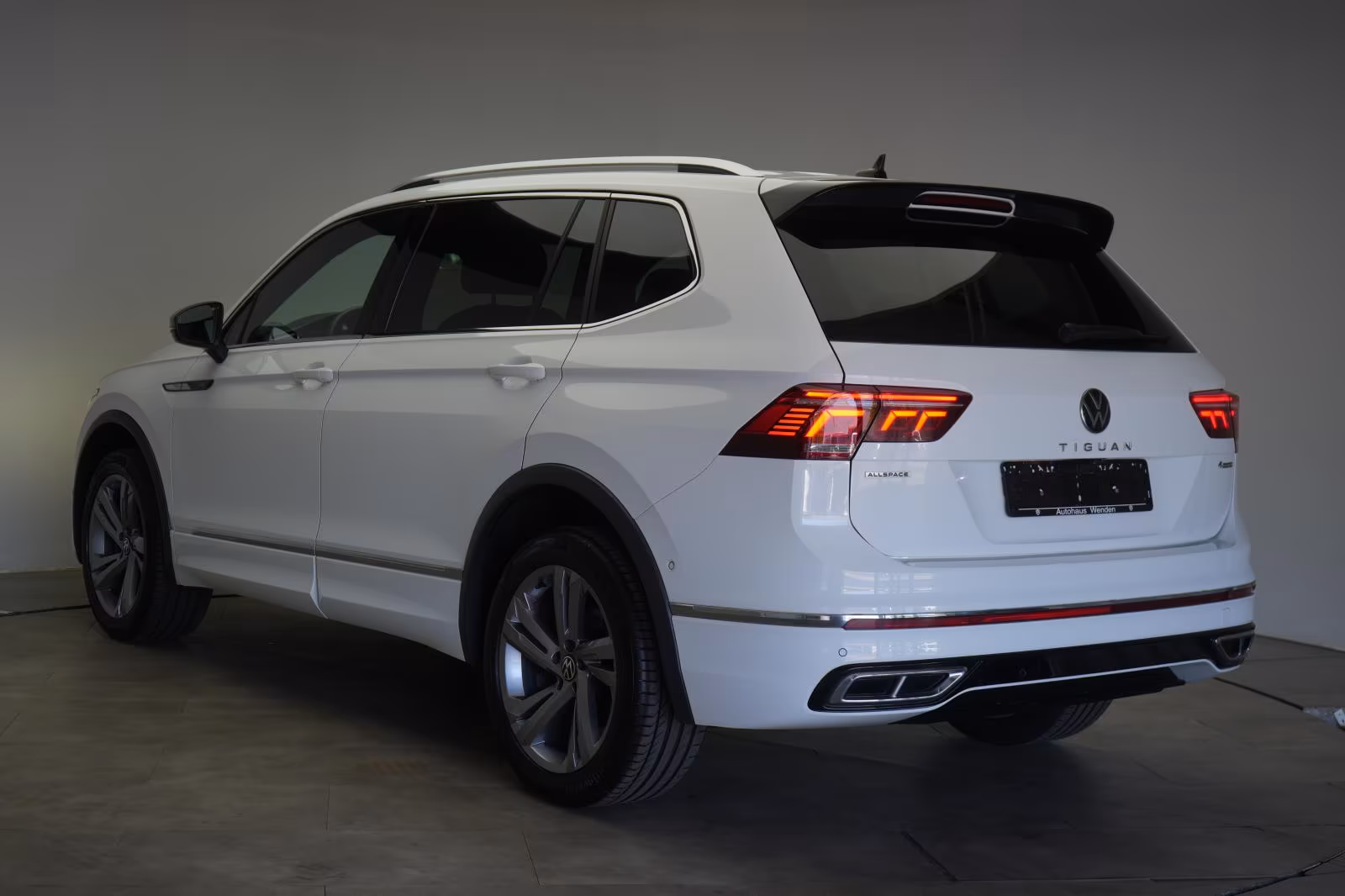 (B-609) Volkswagen Tiguan Allspace 2.0 TDI 4Motion DSG R-Line ACC/K - Image 4